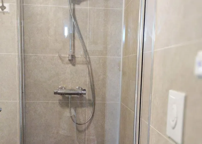 8 Person In Leka-by Traum